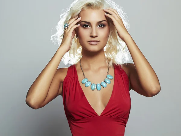 Jonge mooie vrouw. Sexy lichaam Blond girl.red jurk — Stockfoto