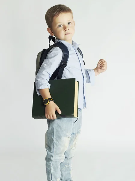 Küçük çocuğa school.child sırt çantası ve kitap ile — Stok fotoğraf