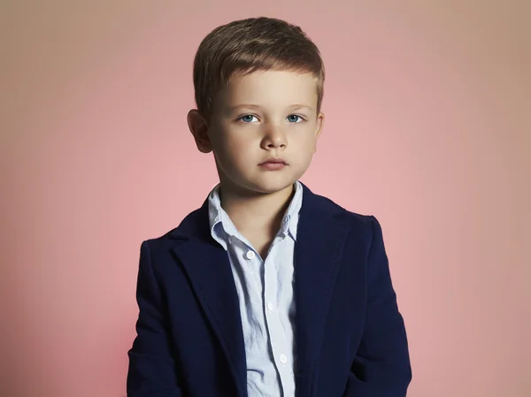 Módní boy.stylish dítě v obleku. módní children.business chlapec — Stock fotografie