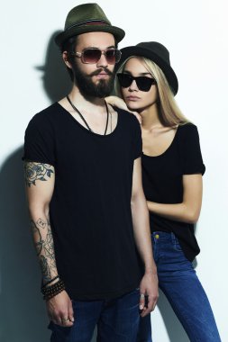 güzel çift şapkayla birlikte moda. Hippi erkek ve kız. Sakallı genç adam ve güneş gözlüklü sarışın. dövme