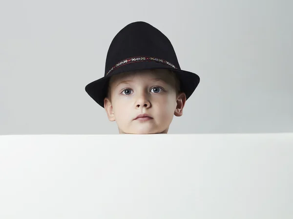 Kleiner Junge mit Hut. Lustiges Kind — Stockfoto