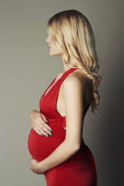 빨간 드레스에 젊은 행복 임신 woman.beautiful 임신 금발 여자 — 스톡 사진