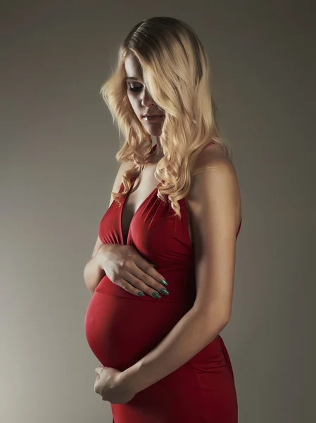 Fiatal, boldog, terhes woman.beautiful terhes szőke piros ruhás nő — Stock Fotó