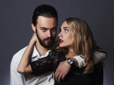 moda iki şehveti içinde. Yakışıklı adam yakınındaki güzel kadın