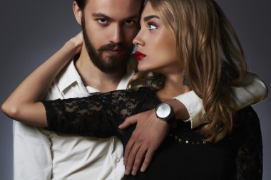 moda iki şehveti içinde. Yakışıklı adam yakınındaki güzel kadın