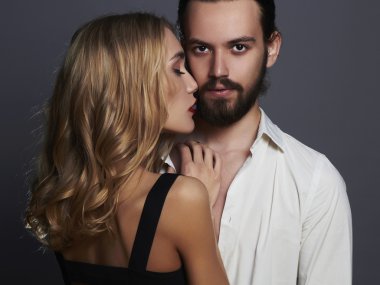 moda iki şehveti içinde. Yakışıklı adam yakınındaki güzel kadın