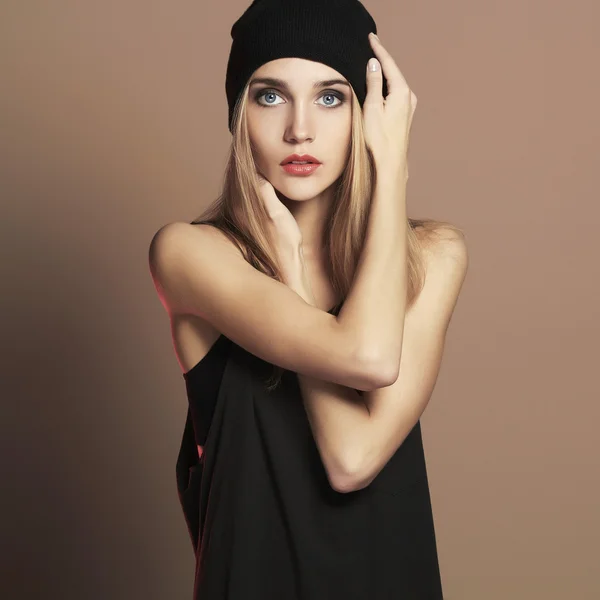 Μόδας όμορφη νεαρή γυναίκα στην ΚΓΠ. ξανθιά ομορφιά κορίτσι στο καπέλο — Φωτογραφία Αρχείου