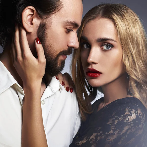 moda iki şehveti içinde. Yakışıklı adam yakınındaki güzel kadın
