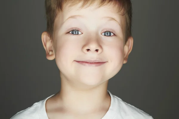 Criança sorridente. Garotinho engraçado. Alegria. 5 anos — Fotografia de Stock