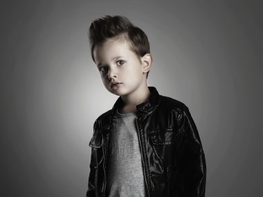 Son moda saç modeli olan yakışıklı çocuk. Moda çocuk deri ceket