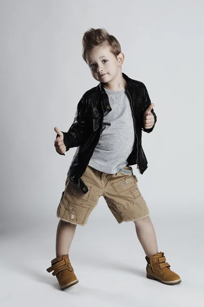 Criança na moda no penteado de couro coat.little boy. Outono engraçado sorrindo garoto — Fotografia de Stock