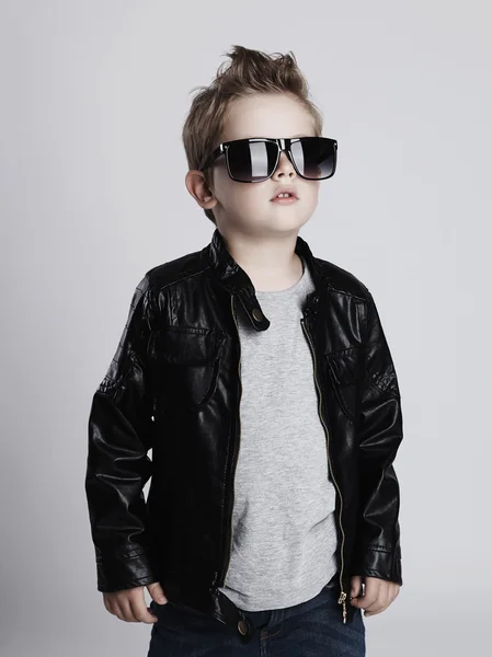 Komik child.fashionable küçük çocuk güneş gözlüğü — Stok fotoğraf