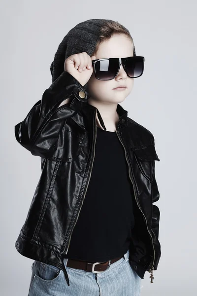 Vicces child.fashionable kisfiú napszemüveg — Stock Fotó