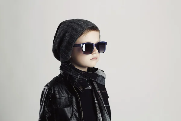 Enfant drôle dans l'écharpe et hat.fashionable petit garçon dans les lunettes de soleil — Photo