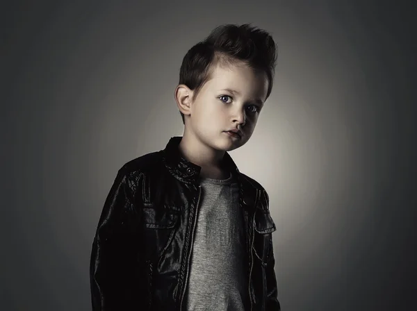 Niño guapo con peinado de moda.Niño de moda en cuero —  Fotos de Stock