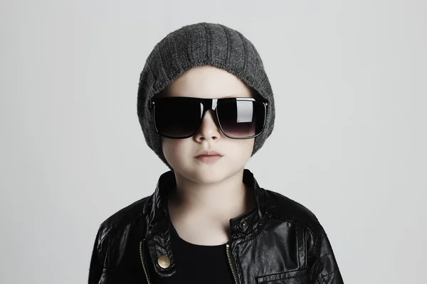 Engraçado child.fashionable menino em óculos de sol — Fotografia de Stock