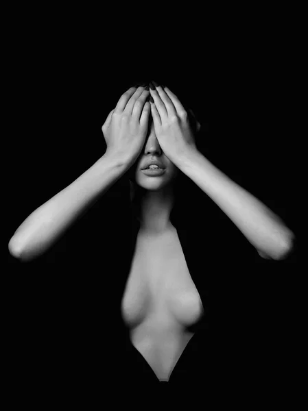 セクシーな body.nude ガール黒背景の上に若い美しい女性 — ストック写真