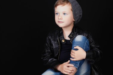 yakışıklı çocuk kot pantolon. Komik çocuk hat.fashionable küçük çocuk