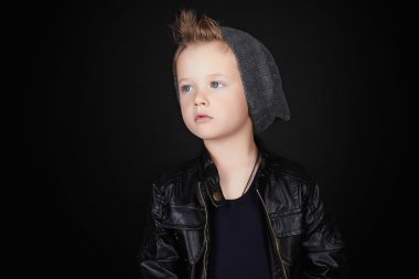 yakışıklı çocuk. Komik çocuk hat.fashionable küçük çocuk