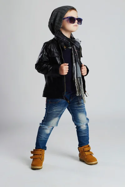 Roliga child.fashionable liten pojke i sunglasses.stylish kid i gula shoes.winter — Stockfoto