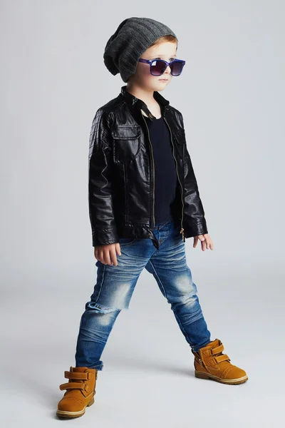Vicces child.fashionable sunglasses.stylish kölyök a sárga shoes.winter kisfiú — Stock Fotó
