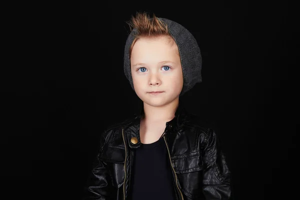 Knappe jongen. Grappige kind in hat.fashionable kleine jongen — Stockfoto