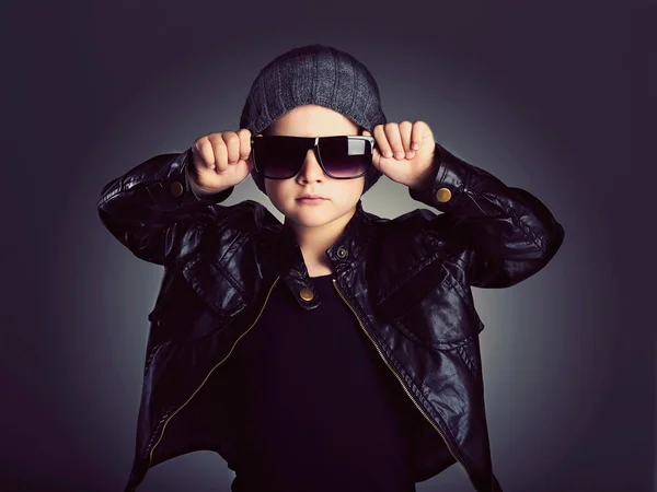 Niño divertido en hat.fashionable niño pequeño en sunglasses.stylish niño en cuero — Foto de Stock