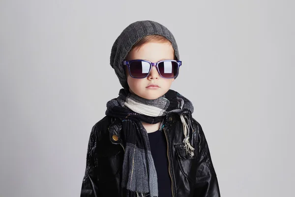 Legrační dítě v šátku a hat.fashionable malý chlapec v sunglasses.winter — Stock fotografie