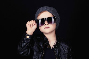sunglasses.fashionable çocuk yakışıklı küçük çocuk