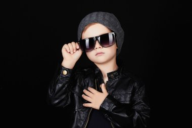 sunglasses.fashionable çocuk yakışıklı küçük çocuk