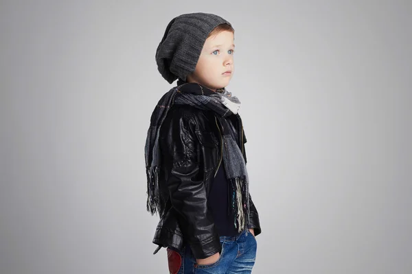 Pohledný kluk v šálu. Legrační dítě v hat.fashionable chlapeček — Stock fotografie