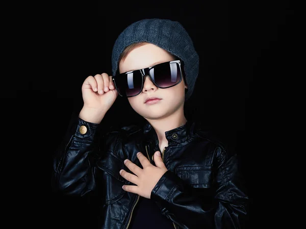 Kind mit Sonnenbrille. Modisch hübscher kleiner Junge — Stockfoto