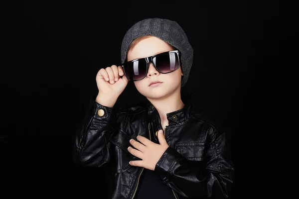 Дитина в сонцезахисних окулярах. модний красивий маленький хлопчик — стокове фото