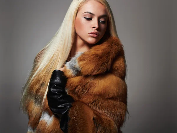 Mooie vrouw in bontjas. winter schoonheid Fashion Model meisje — Stockfoto