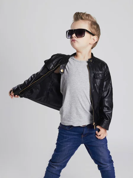 Modisches Kind im Ledermantel, kleiner Junge mit Sonnenbrille — Stockfoto