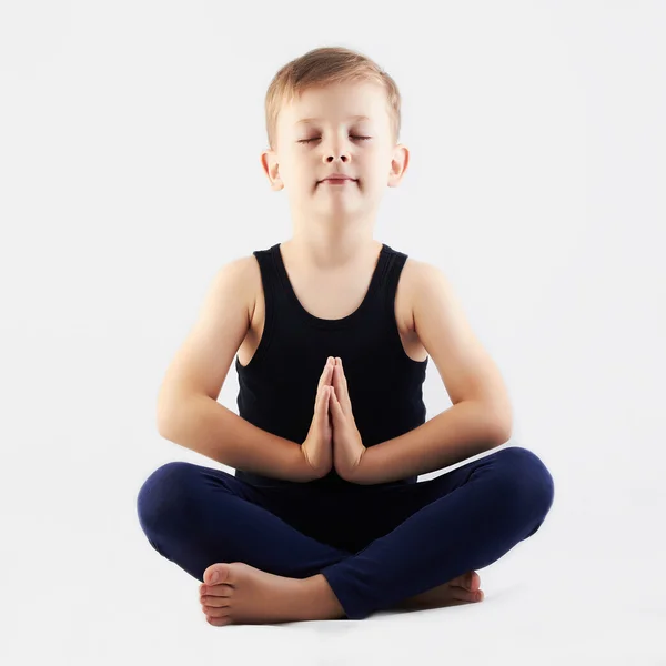 El niño hace yoga — Foto de Stock