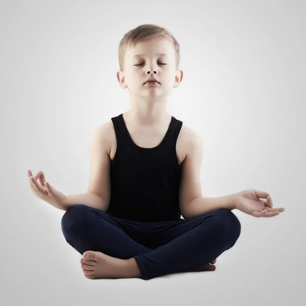 Yoga Boy.child en la posición de loto. Meditación y relajación para niños — Foto de Stock