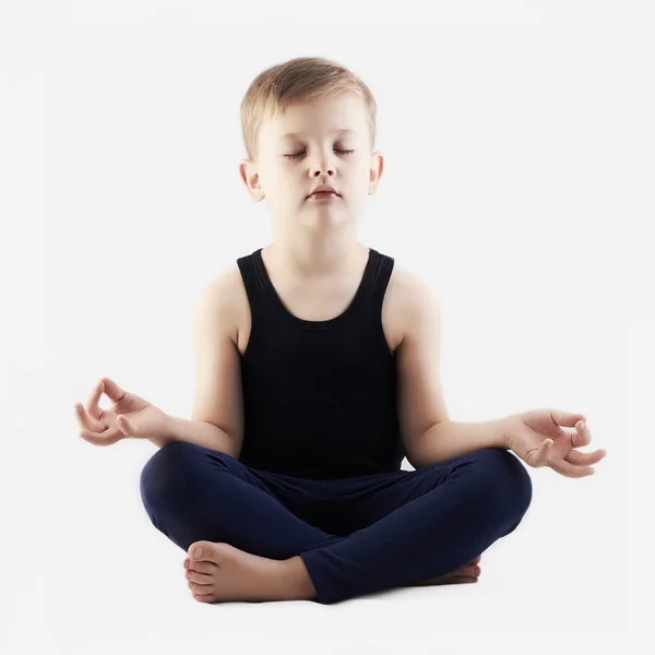 El niño hace yoga — Foto de Stock