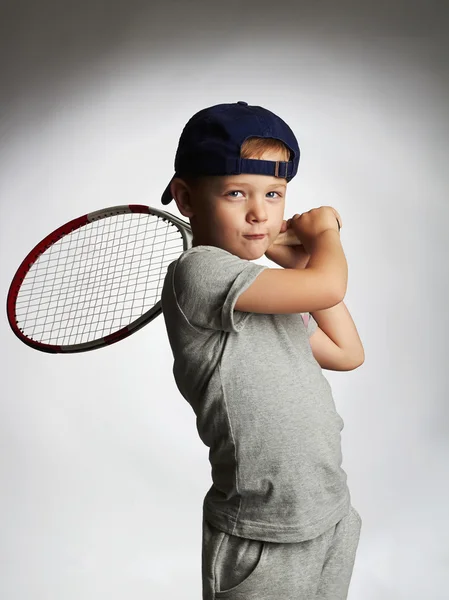 Niño jugando al tenis. Niños deportivos.Niño con raqueta de tenis — Foto de Stock