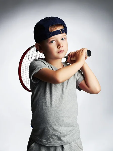 Mały chłopiec gra tenis. Sport dla dzieci. Dziecko z rakieta tenisowa — Zdjęcie stockowe