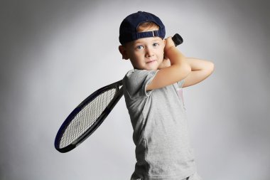 Küçük çocuk tenis oynuyor. Spor çocuklar. Çocuk tenis raketi ile