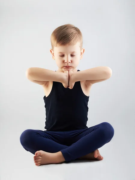 Yoga Boy.child en la posición de loto. Meditación y relajación para niños — Foto de Stock