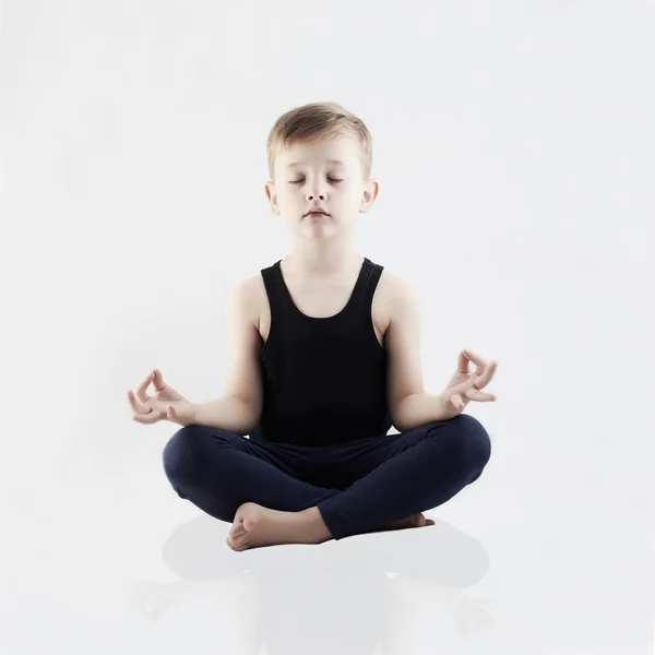 Yoga Boy.child en la posición de loto. Meditación y relajación para niños — Foto de Stock