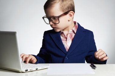 Genç işadamı bir laptop.child gözlük kullanma