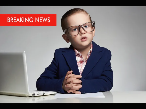 Ведущий новостей маленький мальчик. смешной детский заголовок на телевидении — стоковое фото