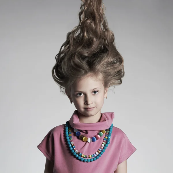 Schönes kleines Mädchen mit gesundem Haar.hübsche kleine Dame — Stockfoto