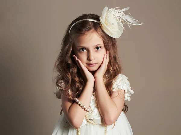 Schöne kleine Mädchen.hübsche kleine Prinzessin — Stockfoto