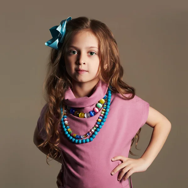 Menina em um vestido. criança bonita — Fotografia de Stock