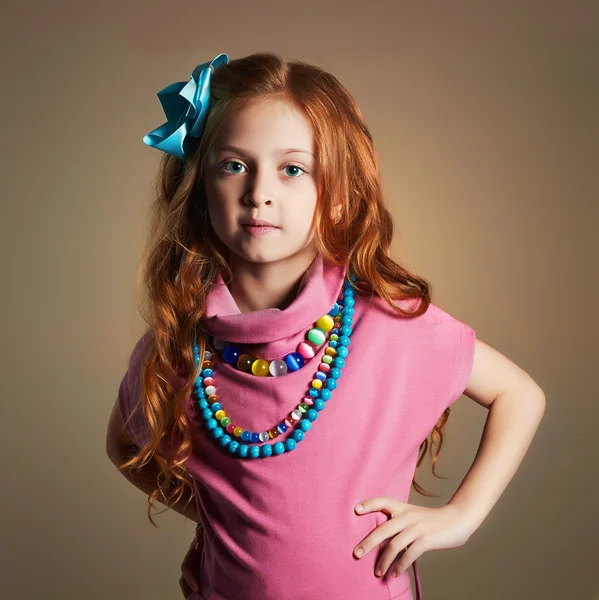 Menina bonita com cabelos vermelhos.crianças — Fotografia de Stock