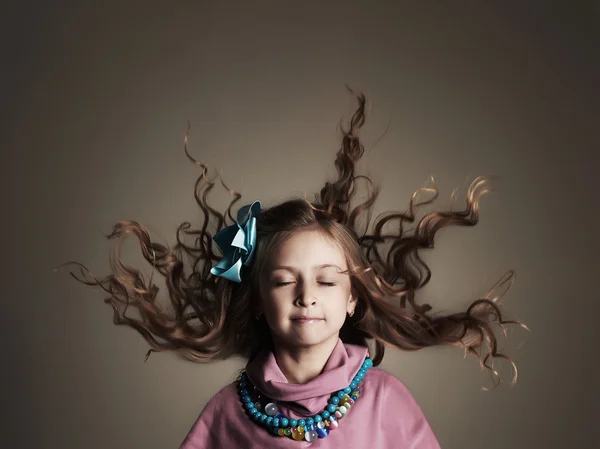 Sağlıklı hair.pretty güzel küçük kız küçük bayan elbise ve aksesuarlar — Stok fotoğraf